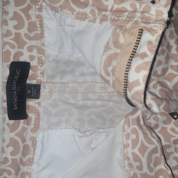 Banana Republic Cream and Tan Patterned Shorts 8 - Picture 2 of 3